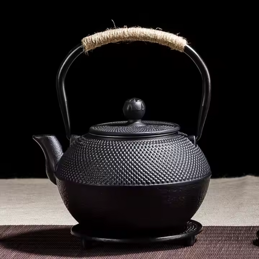 Théière traditionnelle Japonaise en Fonte Emaillée Noire - La théière des rêves